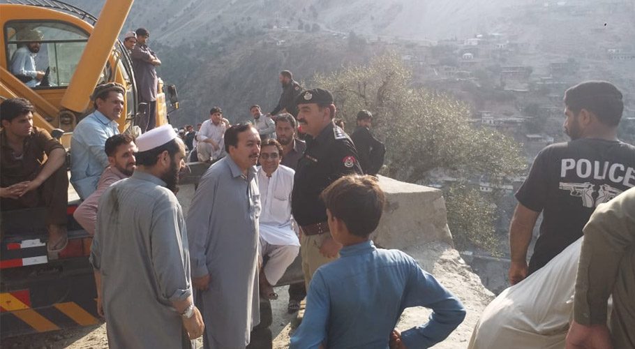 اپر کوہستان، داسو جانے والی گاڑی میں دھماکہ، ایف سی کے 2اہلکار، 4غیر ملکی جاں بحق