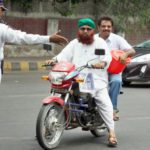 کراچی کے شہری ہوشیار ہوجائیں، بغیر ہیلمٹ سفر کرنے والوں کے خلاف کارروائی شروع