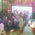 کورونا ویکسینیشن، مشتعل افراد نے ایکسپو سینٹر کے شیشے اور دروازئے توڑ دئیے