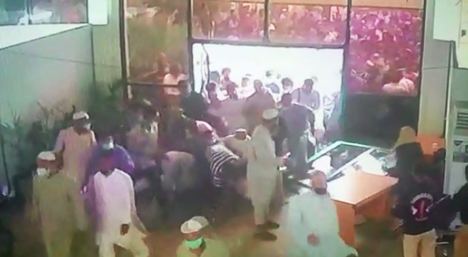 کورونا ویکسینیشن، مشتعل افراد نے ایکسپو سینٹر کے شیشے اور دروازئے توڑ دئیے
