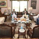 گورنر سندھ کی وفد کے ہمراہ پیر پگارا صبغت اللہ شاہ سے ملاقات، والدہ کے انتقال پر تعزیت کی