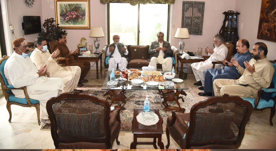 گورنر سندھ کی وفد کے ہمراہ پیر پگارا صبغت اللہ شاہ سے ملاقات، والدہ کے انتقال پر تعزیت کی