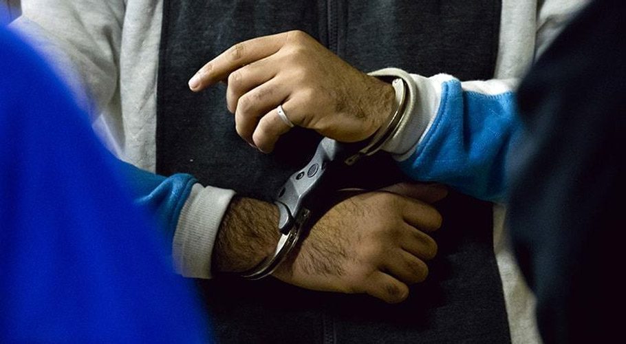 کراچی، ایک رات میں 10موبائل فون چھیننے والے کارلفٹر گروہ کا کارندہ گرفتار، سرغنہ فرار