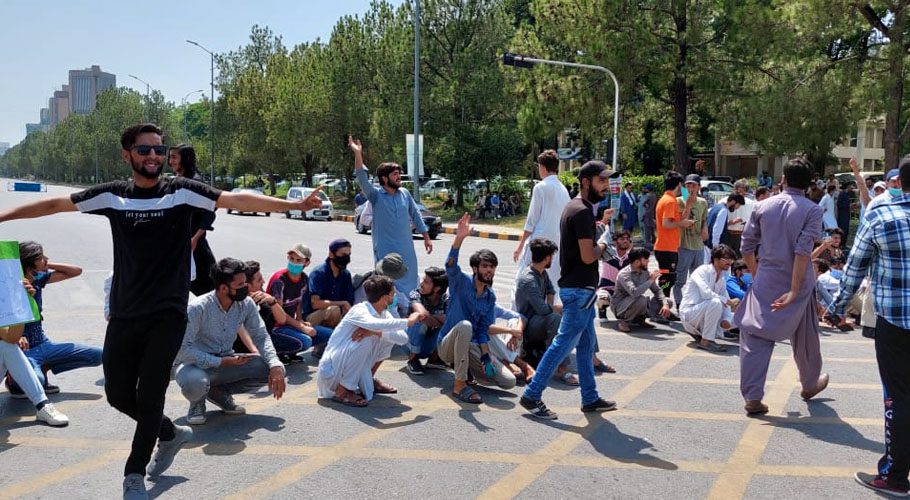 طلباء نے امتحانات منسوخ نہ کرنے پر ڈی چوک بلاک کردیا، 11زیر حراست