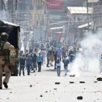 قابض بھارتی فوج کا سری نگر میں گھر پر کیمیکل بم سے حملہ، 2 کشمیری نوجوان شہید