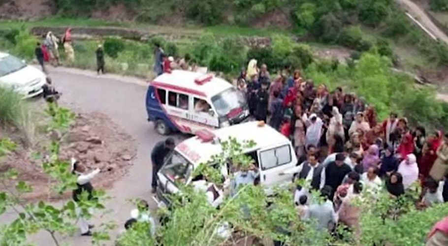 لوئر کوہستان، مسافر بس پر پہاڑی تودہ گر گیا، خواتین سمیت 4 افراد جاں بحق