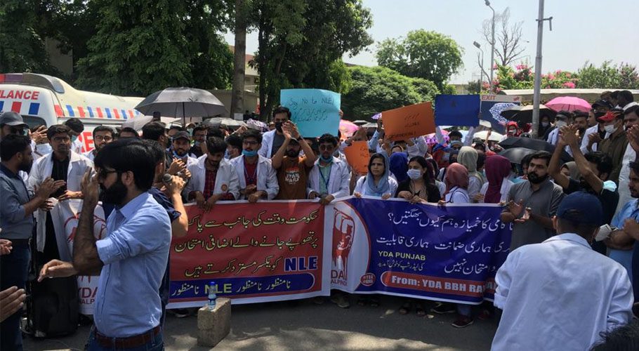 نیشنل لائسنسنگ امتحانات نامنظور، ینگ ڈاکٹرز بے نظیر بھٹو ہسپتال کے باہر سراپا احتجاج