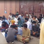 شہید ذوالفقارعلی بھٹو یونیورسٹی آف لا کے باہر طلبہ کا احتجاج جاری