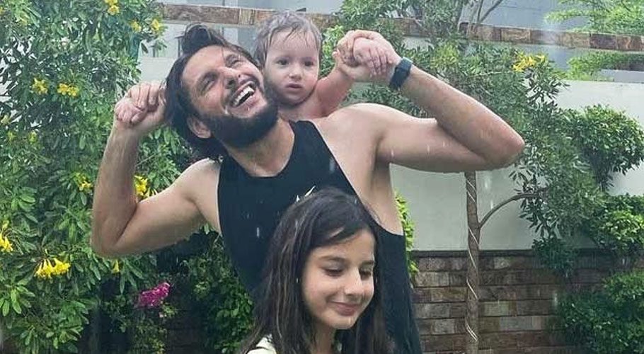 شاہد آفریدی کی اپنی بیٹیوں کے ہمراہ رم جھم کا مزہ لیتے ہوئے تصاویر وائرل