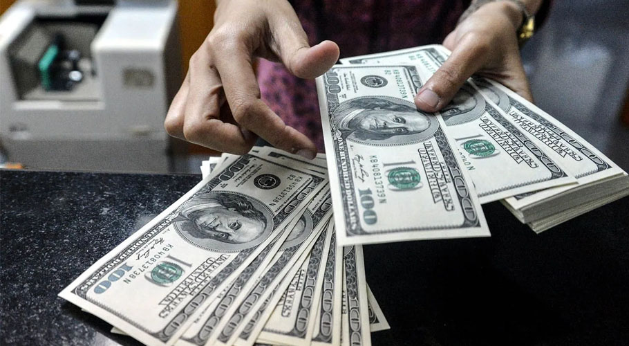 انٹربینک اور اوپن کرنسی مارکیٹ میں ڈالر 165روپے کی بلند سطح سے تجاوز کرگیا
