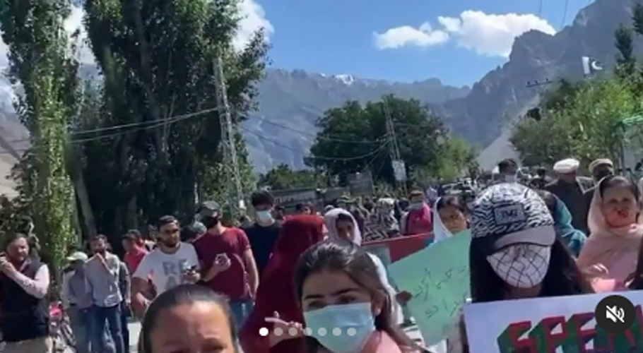 ہنزہ میں 22 سالہ ادیبہ کے قتل کے خلاف سماجی اور سوشل میڈیا کارکنان کا احتجاجی مظاہرہ