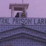 لاڑکانہ، خاتون پرتشدد کے بعد قیدیوں میں اشتعال، 8 پولیس اہلکاریرغمال، ویڈیو وائرل