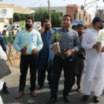 کراچی کو سرسبز بنانے کیلئے پی ٹی آئی اراکینِ اسمبلی پودے لے کر سڑکوں پر نکل آئے