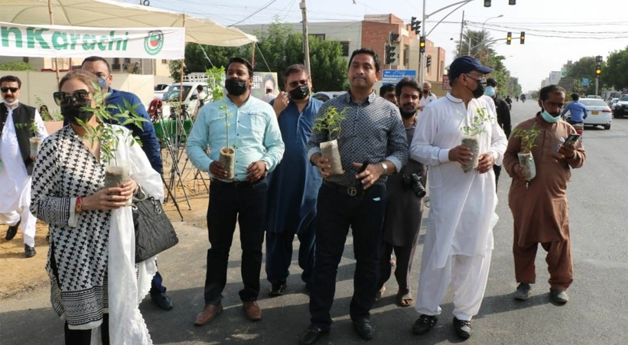 کراچی کو سرسبز بنانے کیلئے پی ٹی آئی اراکینِ اسمبلی پودے لے کر سڑکوں پر نکل آئے