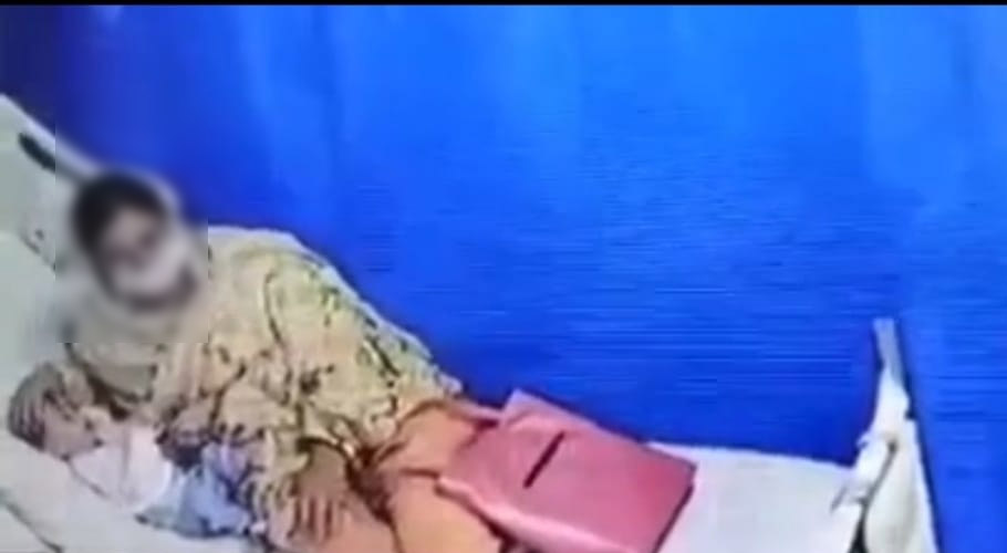 اسپتال میں سگی ماں کی اپنے ہی کم سن بچے کو مارنے کی کوشش، نرسز نے بچالیا