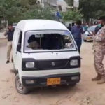 کراچی: منی چینجر کی گاڑی پر فائرنگ، دو سیکورٹی گارڈ ہلاک، ڈاکو رقم لوٹ کر فرار