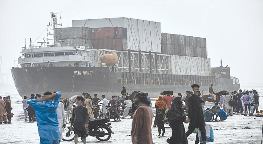 کراچی، ساحلِ سمندر پر پھنسے بحری جہاز کو نکالنے کیلئے آپریشن شروع