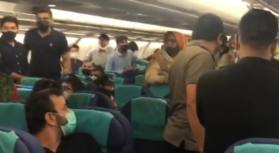 کراچی سے اسلام آباد جانے والی پرواز میں جیب کتروں کی کارروائی، کینیڈین نژاد فیملی کا پرس مارلیا