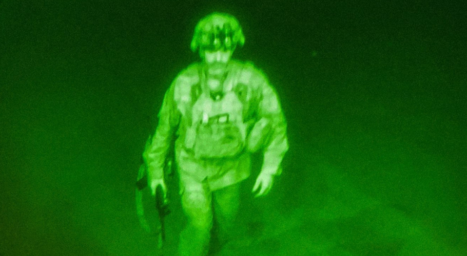 Historic photo of last US soldier leaving Afghanistan goes viral