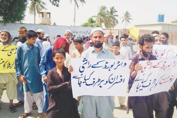 اسلام آباد کے علاقے ترلائی کلاں میں پانی کی قلت کے عوام سراپا احتجاج