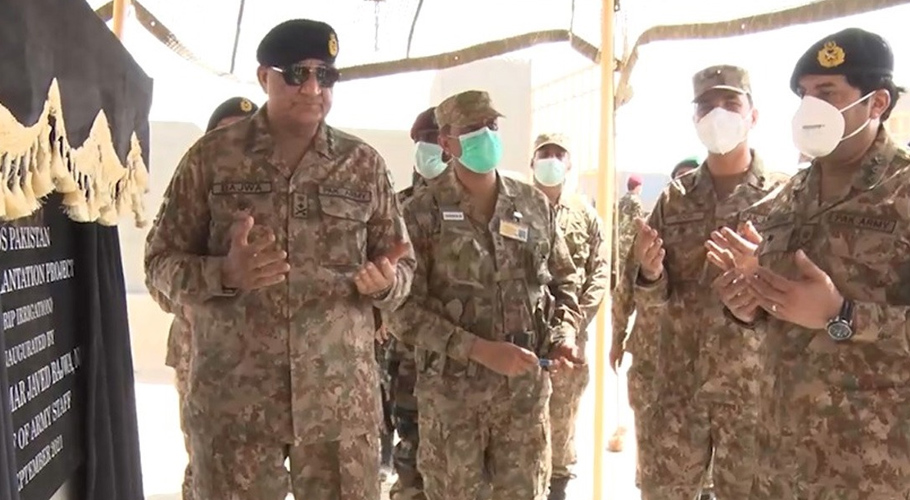 آرمی چیف کا پنوں عاقل کا دورہ، رینج صالح پٹ میں تربیتی مشقوں کامشاہدہ کیا