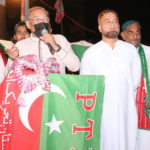 ہزارہ برادری کے سہیل تنولی پی ٹی آئی میں شامل، آفتاب صدیقی کا مفلر پہنا کر خیرمقدم