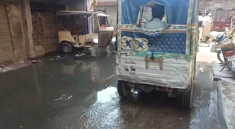 سکھر:قاسم آباد میں نکاسی آب کا نظام ناکارہ ہوگیا، گٹروں کا پانی دوکانوں میں داخل