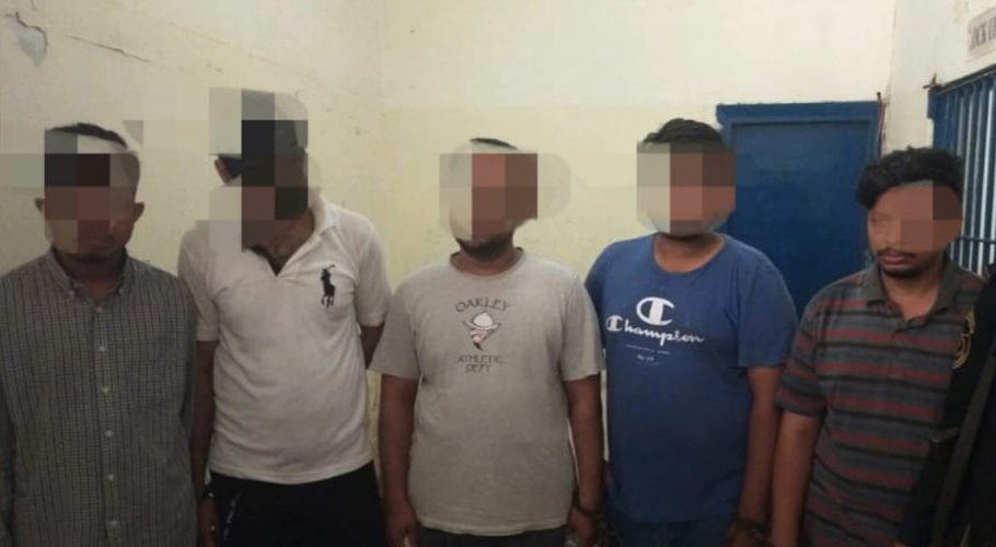 ضلع ایسٹ پولیس کی کارروائی، جعلی یونیفارم میں شہریوں کو اغواء کرنے والا گینگ گرفتار، وردیاں برآمد