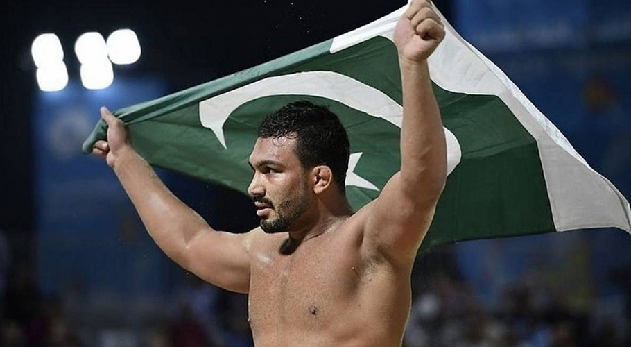 انعام بٹ نے ورلڈ بیچ ریسلنگ میں یوکرین کے ریسلر کو شکست دے گولڈ میڈل جیت لیا