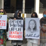 نور مقدم قتل کیس، عدالت کے باہر پر امن احتجاج، مظاہرین کا قاتل کو سزادینے کا مطالبہ