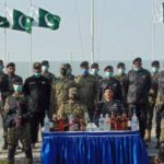 پاک بحریہ اور کسٹمز حکام کی کھلے سمندر میں مشترکہ کارروائی، 70 ملین روپے کی شراب پکڑ لی