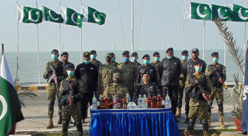 پاک بحریہ اور کسٹمز حکام کی کھلے سمندر میں مشترکہ کارروائی، 70 ملین روپے کی شراب پکڑ لی