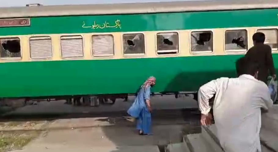 کراچی سے لاہور جانے والی زکریا ایکسپریس کی بوگیاں ٹریک سے اتر گئیں