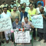 نجی اسکول انتظامیہ کا طالبہ پر تشدد، ورثا کا احتجاج، حلیم عادل شیخ کی مظاہرے میں شرکت