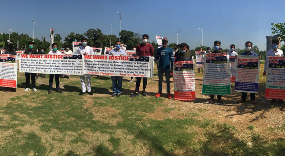 پاکستان میں پھنسے سیکڑوں طلبہ کا اپنے مطالبات کے حق میں مظاہرہ