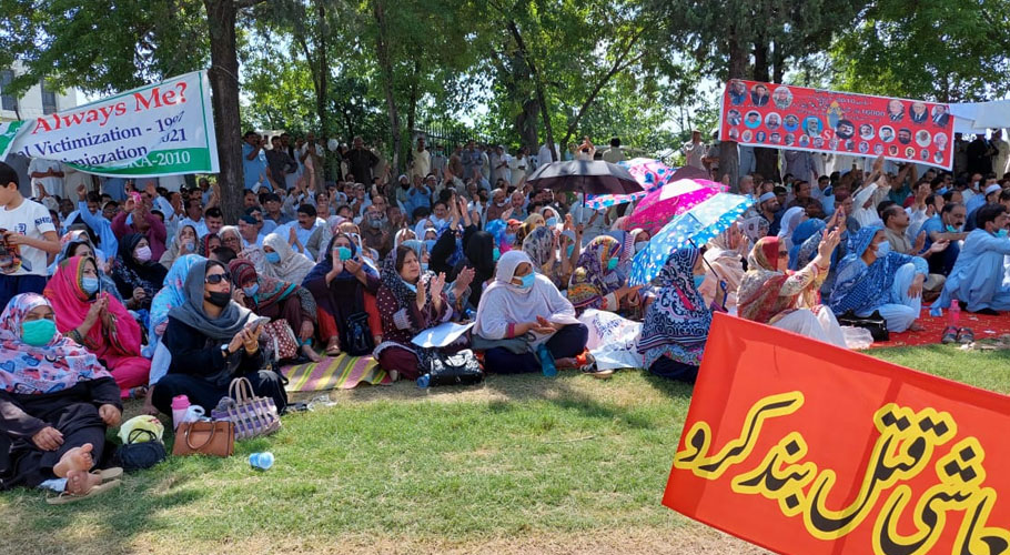 نوکریوں سے برطرف کئے گئے سرکاری ملازمین کا پارلیمنٹ ہاؤس کے باہر دھرنا