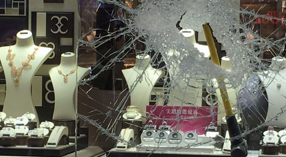 کریم آباد میں جیولرز شاپ پر ڈکیتی واردات، ڈکیت 50 تولے سونا لوٹ کر فرار
