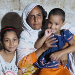 دو بیٹیوں کی کفالت، گھر کا کرایہ، بیوہ خاتون نے عزم و ہمت کی مثال قائم کردی