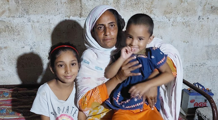 دو بیٹیوں کی کفالت، گھر کا کرایہ، بیوہ خاتون نے عزم و ہمت کی مثال قائم کردی