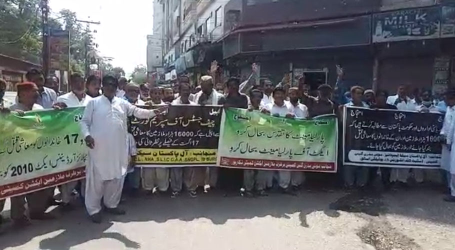 سکھر: مختلف محکموں سے نکالے گئے ملازمین کا اپنے مطالبات کے حق میں مظاہرہ