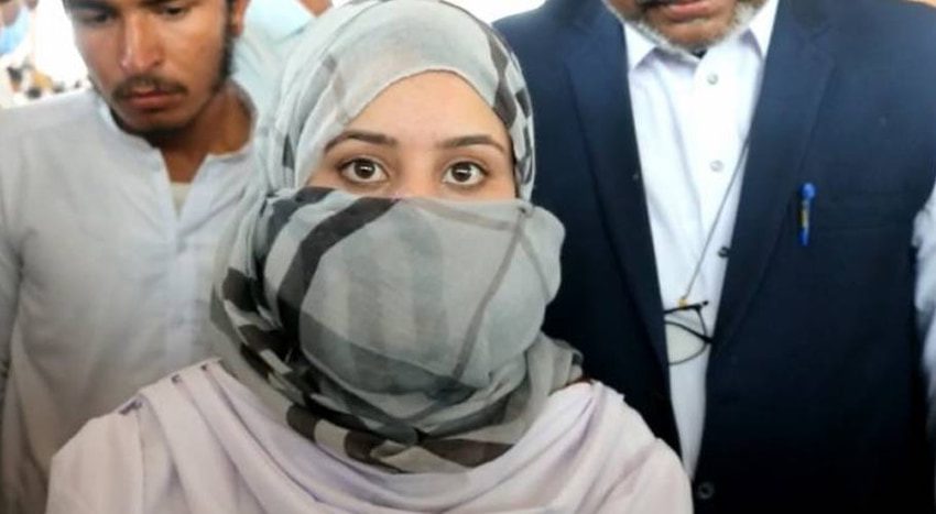 مردان:طالبہ نے میٹرک کے امتحان میں 100 فیصد نمبر حاصل کرکے ریکارڈ قائم کردیا