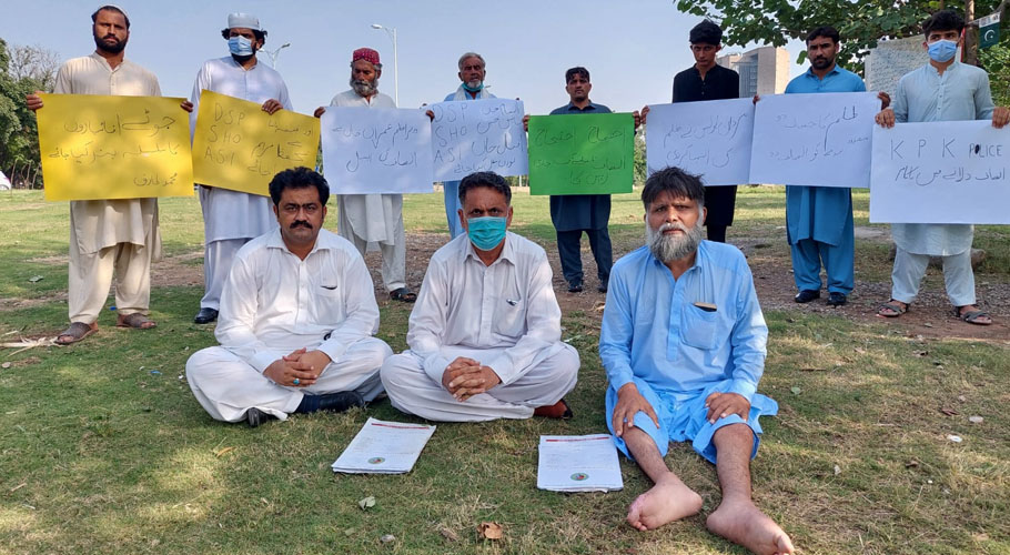 کے پی کے کے معذور شخص کا قبضہ مافیا کے خلاف احتجاج، وزیراعلیٰ سے انصاف کی اپیل