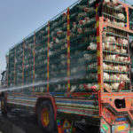 کراچی، یونیورسٹی روڈ پر مرغیوں سے لدا ٹرک الٹ گیا، ڈرائیور زخمی