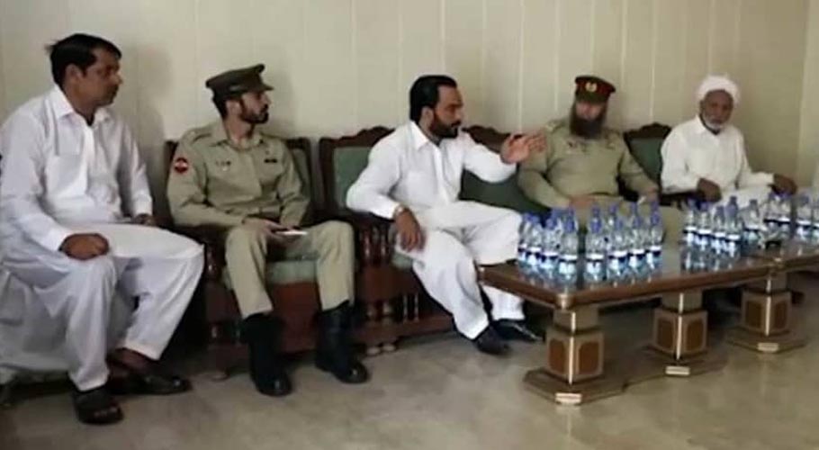 پاک فوج کے اعلیٰ افسران کی شہید پولیس اہلکاروں کے اہل خانہ سے ملاقاتیں