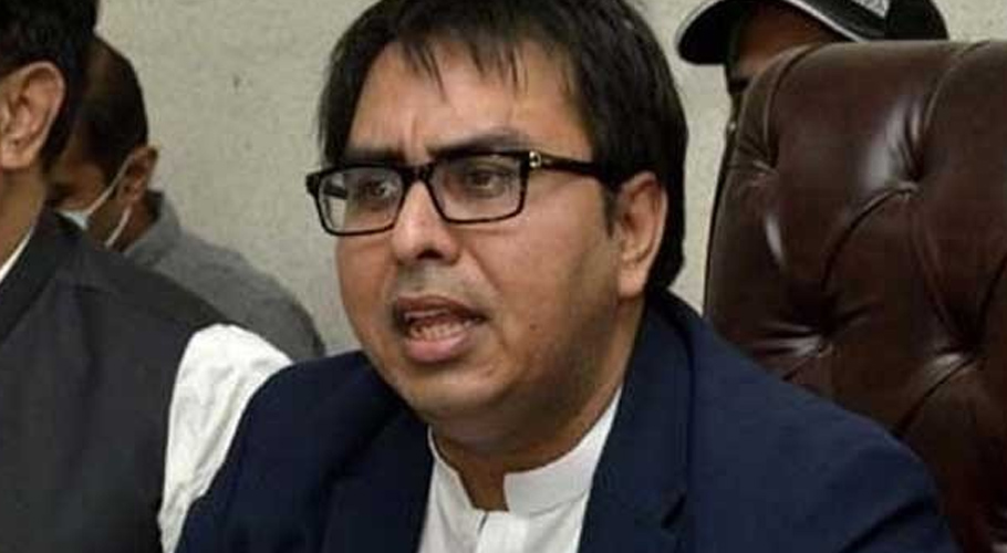 شہباز شریف کیمرے میں دیکھ کر ہاتھ ہلا دیں، شہباز گِل