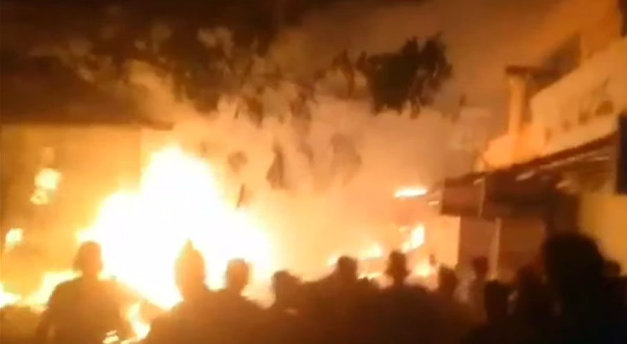 کراچی، ناظم آباد نمبر 1چاؤلہ مارکیٹ میں لگی آگ پر قابو پالیا گیا