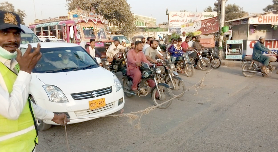 Traffic control in Karachi with the help of ropes and wires