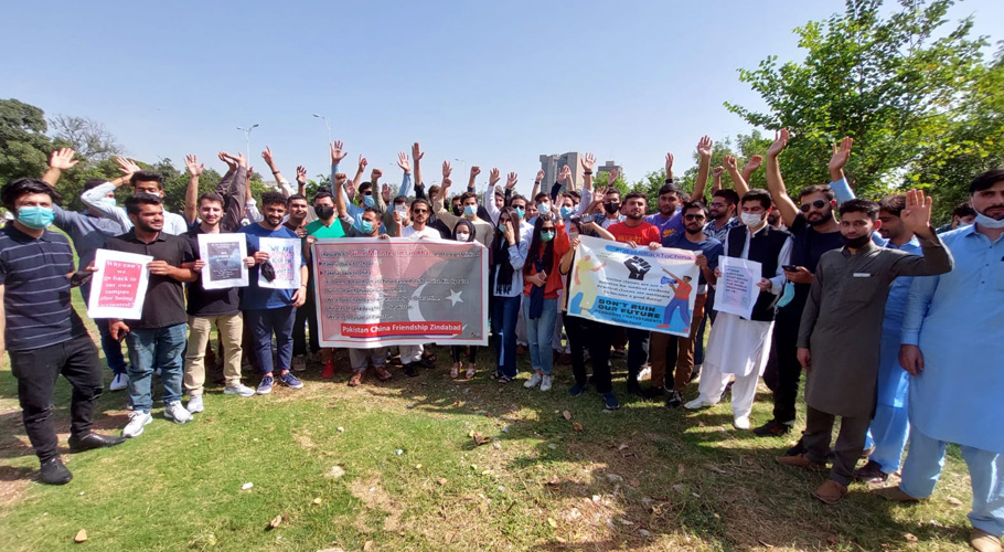 چائنہ میں زیرتعلیم ڈاکٹرز اور انجینیئرز کا اپنے مطالبات کے حق میں مظاہرہ