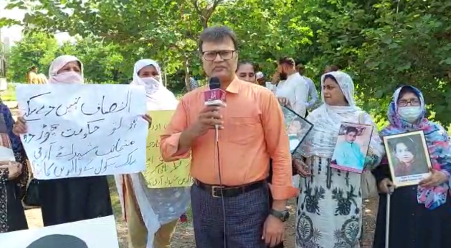 سانحہ اے پی ایس میں شہید ہونے والے بچوں کے والدین سراپا احتجاج، انصاف کی دہائی