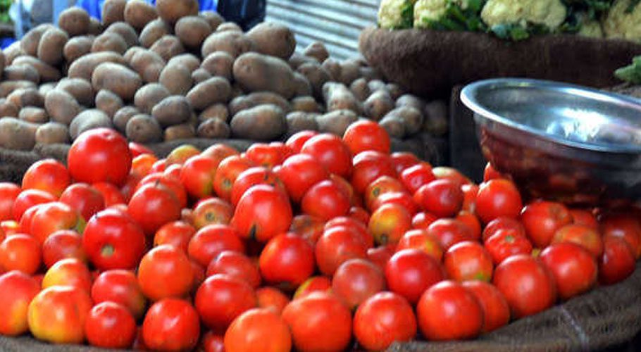 چینی کے بعد ٹماٹروں کی قیمت کو پر لگ گئے، قیمت 200روپے تک پہنچ گئی
